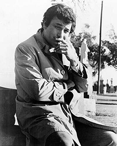 Peter Falk, mint Columbo ül a sír Váltságdíj Egy halottért 1971 8x10 hüvelyk fotó